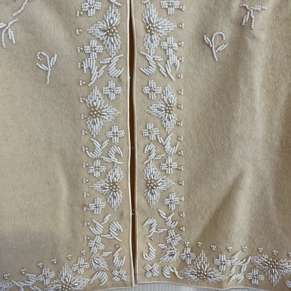 Vintage Cream & White Floral Beaded Cropped Knit Cardigan Sweater - Hong Kong - Picture 4 of 16